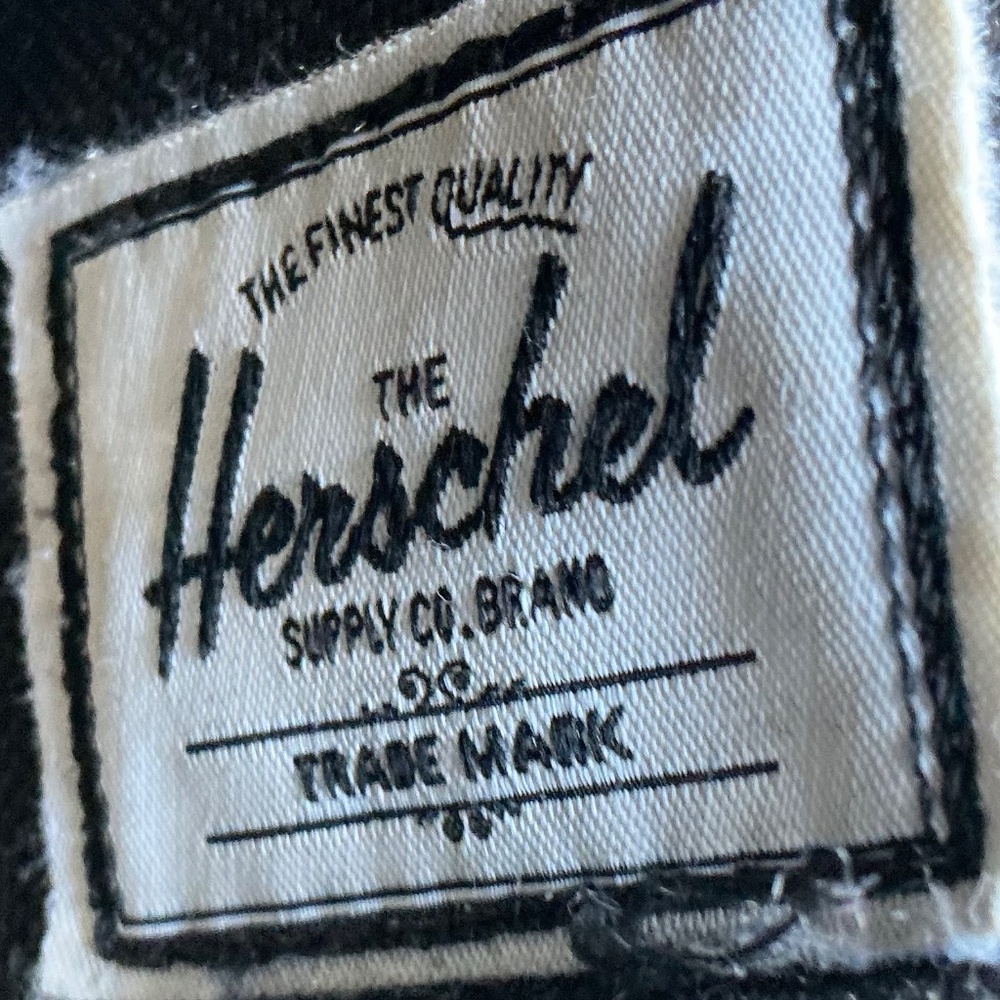 Herschel solid black back pack - Picture 5 of 7